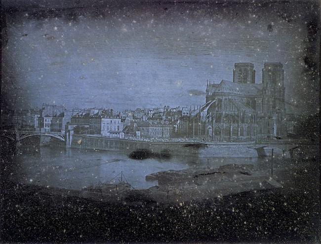 Pour tester son invention, Louis Daguerre avait choisi comme motif la cathédrale Notre Dame de Paris. Datant de 1838 ou 1839, ce premier daguerréotype  a été beaucoup partagé par les historiens ce 16 avril. DR