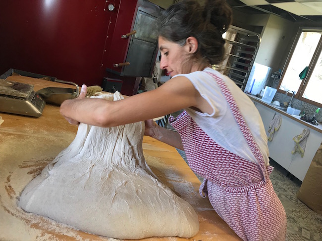 Céline Seren travaille la pâte avant de la laisser reposer. © Rivaud/NAJA