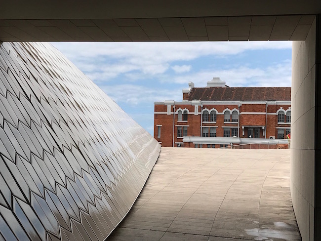 La géométrie fonctionnelle de Central Tejo, enveloppée de briques rouges et blanches, contraste avec les blanches courbes organiques du nouveau musée. ©Rivaud/NAJA