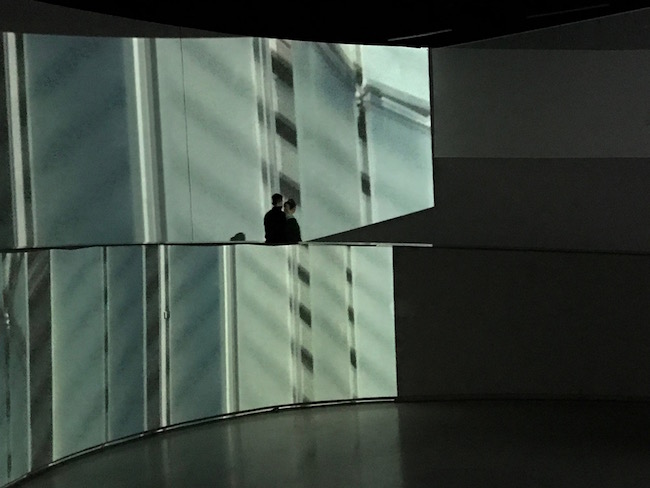 Le visiteur, en premier lieu spectateur, devient acteur à son insu par le regard d’autres visiteurs. Devenant, par le jeu de la perspective, une ombre chinoise sur les projections qu'il longe. ©Rivaud/NAJA
