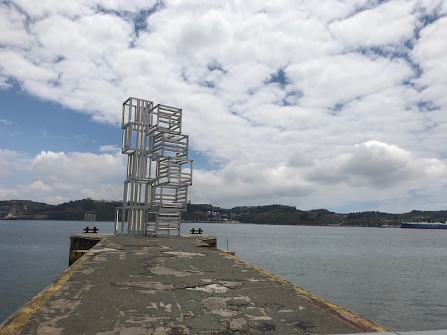Sur l'un des pontons bordant la promenade du Tage, une installation de Pedro Cabrita Reis réalisée en 2017 pour la Central Tejo, la centrale électrique devenue musée de l'énergie. ©Rivaud/NAJA