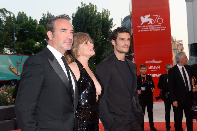 Le trio d'acteurs Jean Dujardin, Emmanuelle Seigner et Louis Garrel à la Mostra di CInema de Venise