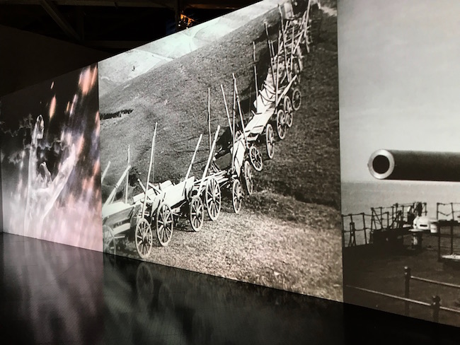 Dès l'entrée de l'exposition, des images géantes extraits des films d'Eisenstein, happent le regard du visiteur. ©Rivaud/NAJA