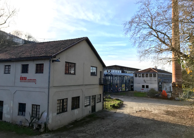 Au bord du fleuve Charente, séparée d'une passerelle de la Cité, l'école internationale de l'image a investi une friche laissée par l'industrie du papier. ©Rivaud/NAJA