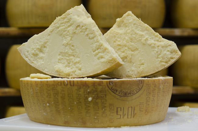 Parmiggiano-Reggiano, roi des fromages, est un produit unique dont l'histoire se déroule au rythme de la nature depuis plus de neuf siècles. DR