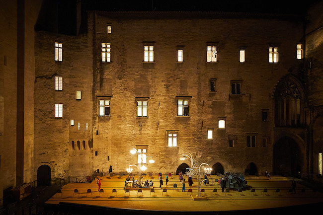 Dans la cour d'honneur, la 75e édition du Festival d'Avignon s'est ouverte avec La Cerisaie, mise en scène par Tiago Rodrigues © Christophe Raynaud de Lage. Festival d'Avignon