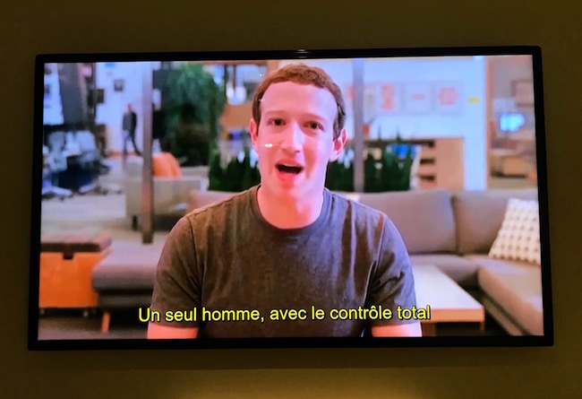 Bill Posters (UK) et Daniel Hove (USA), duo de chercheurs, artistes et activistes, a créé en 2019 plusieurs vidéos grâce à la technique du Deep Fake (vidéo générée par intelligence  artificielle). On y voit notamment Mark Zuckerberg se réjouir d'exploiter les données personnelles de millions d'utilisateurs de Facebook. ©Rivaud/NAJA