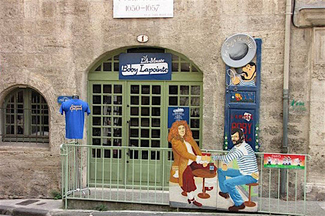 Devant la maison du barbier Gely à Pezenas, autrefois boutique du barbier Gely, ami de Molière, et devenue aujourd'hui LA-musée Boby Lapointe. DR