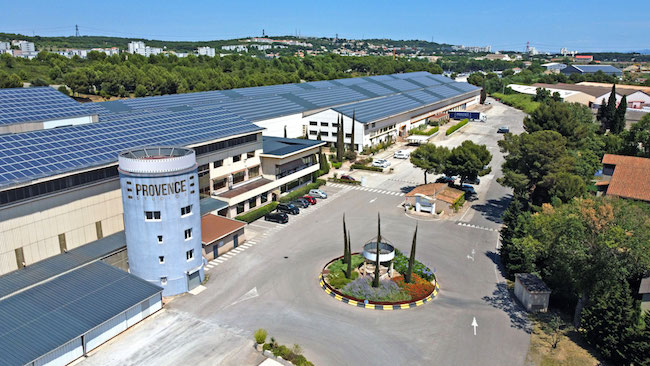 Le site de tournage avec ses toits équipés de panneaux solaires et d’un système de récupération des eaux de pluie. © Provence Studios
