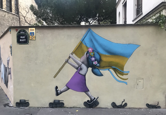 Dès le lendemain de l’invasion russe, le street artiste Seth réalisait cette fresque, rue Buot à Paris, « Pour mes amis ukrainiens ».
