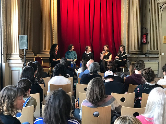 Dans une salle de l'opéra de Tours, cinq femmes débattent de l’égalité femme homme lors de la conférence intitulée Le théâtre de femmes est-il politique ?, menée par Reine Prat. ©RivaudNAJA
