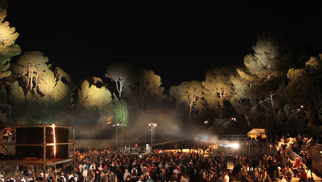 Dans le parc du Domaine d'O à Montpellier, le Printemps des Comédiens se répand d'une scène à une autre. ©Marie Clauzade.