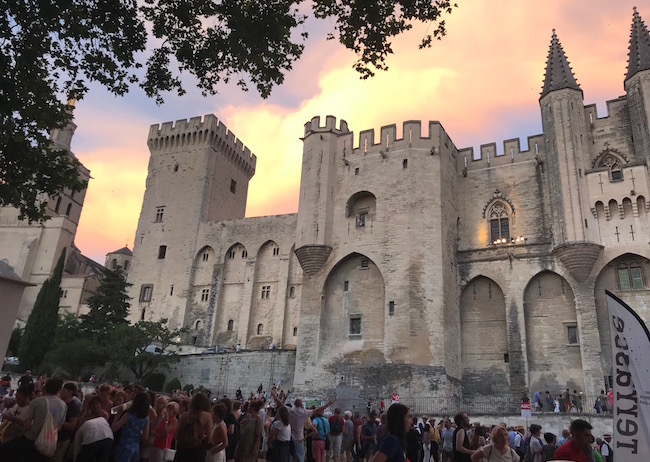 Le Festival d’Avignon, c’est 52 millions d’euros de retombées économiques et 700 salariés dont 80% sont des locaux. © RivaudNAJA