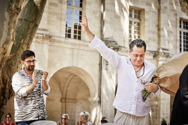 Olivier Py, ému, quittant le festival sous les applaudissements de Tiago Rodrigues, le 24 juillet au Cloître Saint-Louis. © Christophe Raynaud de Lage

