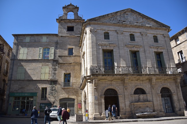 La maison des métiers d'art de Pézenas a été créée par les Ateliers d’Art de France, dont la mission est de représenter, défendre et promouvoir les professionnels français, en France et à l’international. Dans la grande salle du premier étage de la maison consulaire, se tenaient, entre 1456 et 1692, les États généraux du Languedoc. ©RivaudNAJA