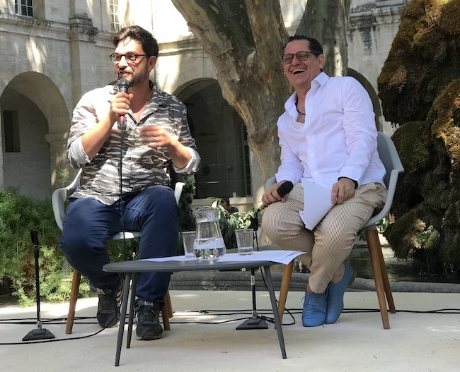 Tiago Rodrigues aux côtés d’Olivier Py lors du bilan de la 76ème édition du Festival d’Avignon © RivaudNAJA