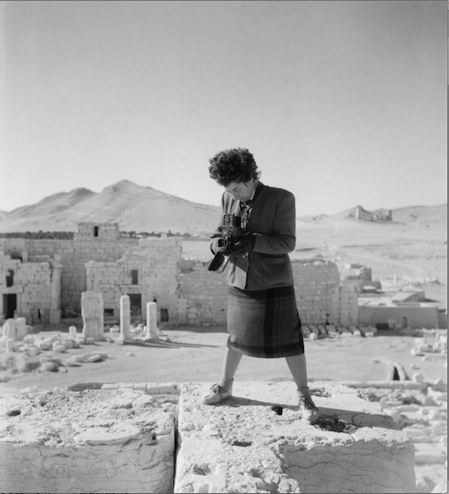 Hélène Roger-Viollet (1901-1985), photographe française, au sommet du temple de Baal (ou Bel), photographiée par son guide. Palmyre (Syrie), novembre 1953.