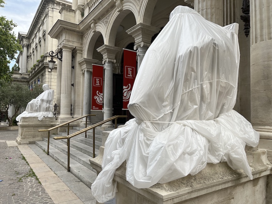 La statue de Molière recouverte par la plasticienne Ana de Romieu  ©Tréviers-Naja