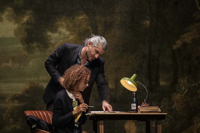 Leila Slimani sur la scène du Théâtre de Lorient avec son roman Le parfum des fleurs la nuit © Jean-Louis Fernandez