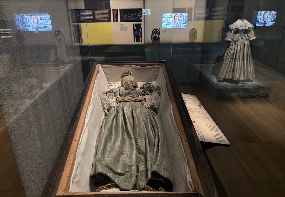 La jeune fille de Strasbourg. On ignore son identité, elle a été momifiée entre ses 7 et ses 11 ans, et conservée pendant plusieurs siècles dans l’église Saint-Thomas de Strasbourg. À droite, sa robe a été confectionnée à l'identique. © Rivaud-NAJA