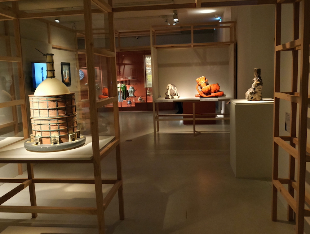 Vue de l'exposition Les énergies de la Terre. À gauche la maquette d'un four de la manufacture Haviland de Limoges. ©NAJA-Tréviers