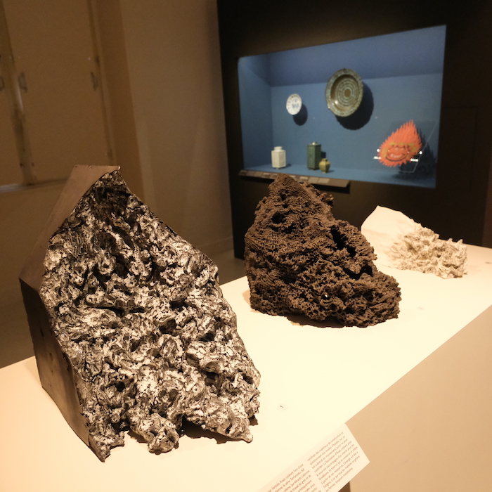 Au premier plan, une œuvre d'Anaïs Lelièvre, 2021, céramique. ©Rivaud-NAJA