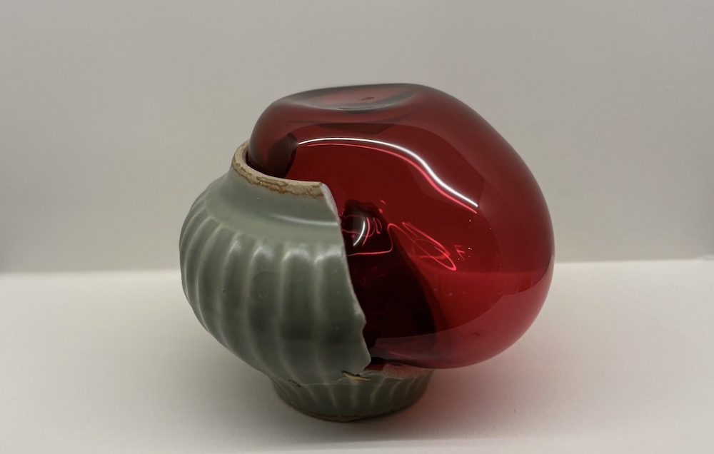 Zhuo QI, L'accord fragile, 2023, porcelaine chinoise (1271-1268) Jingdezhen et verre soufflé. ©Rivaud-NAJA