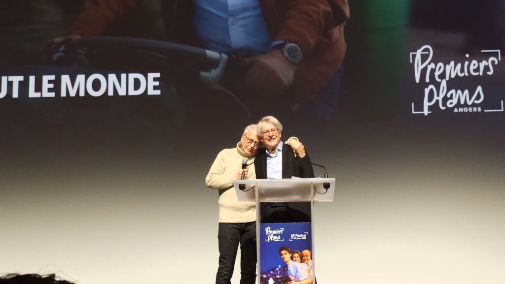Fabrice Luchini enlace Claude-Éric Poiroux à l'ouverture du festival Premiers Plans d'Angers, pour l'avant-première de Victor comme tout le monde