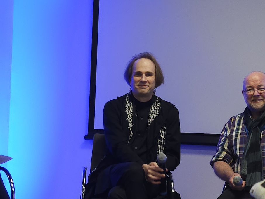 Lauri-Matti Parppei lors du du débat sur La Lumière ne meurt jamais à Premiers Plans