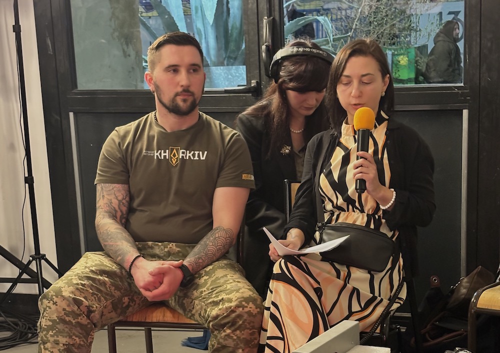 La gastronomie ukrainienne avec, à gauche, Vitalii Nuzhnij, chef enseignant à l’école culinaire AlCuisine et depuis 2022 soldat au 429ᵉ régiment Achilles. © Rivaud/NAJA 