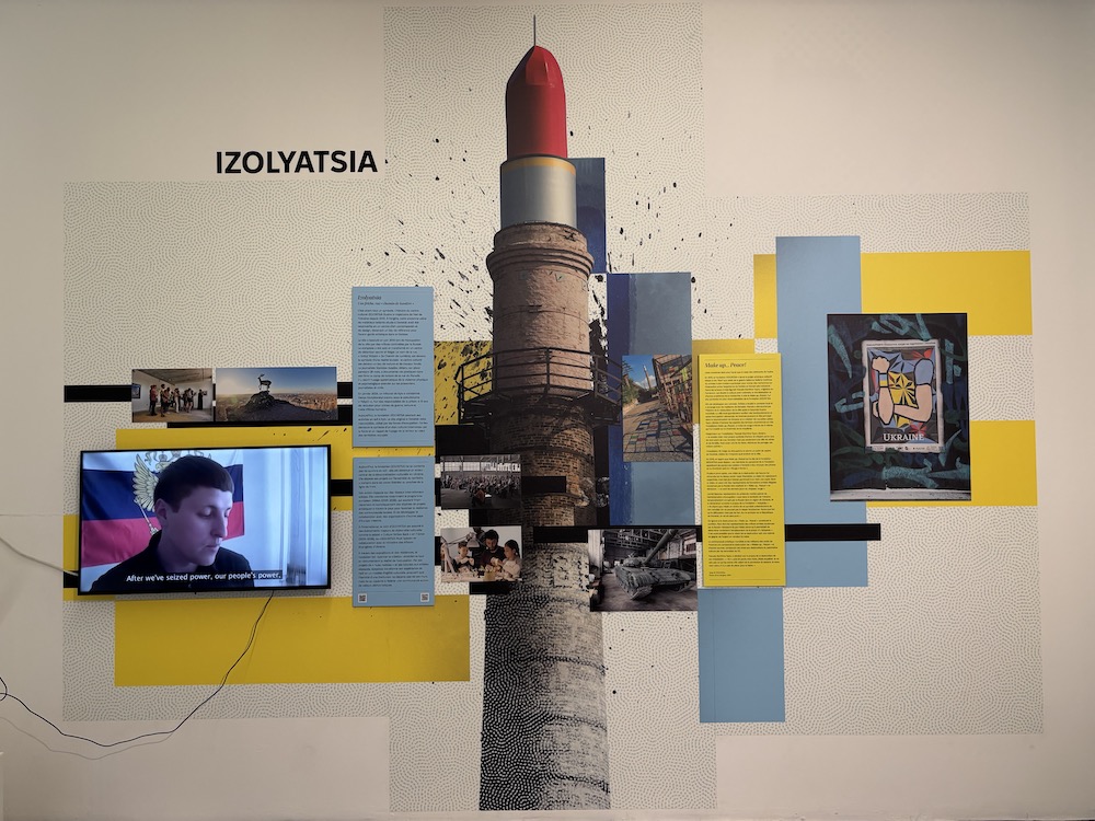 L’ancienne usine Izolyatsia, avec sa haute cheminée rehaussée par un immense rouge à lèvres, 