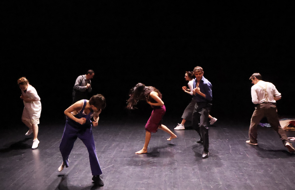 Qui a peur de Lysistrata ? mêle les langues, le chant, la danse, avec neuf interprètes au plateau.© Christophe Raynaud de Lage