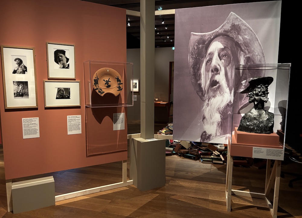 Le personnage de Don Quichotte a inspiré les cinéastes, les sculpteurs, et les plus grands artistes. Au centre, un plat à barbe réalisé et décoré par Picasso à Vallauris. ©Rivaud/NAJA