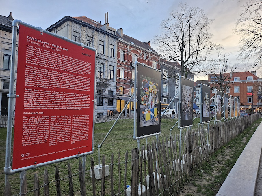 Objet Trouvés de Robin Lopvet sur la Place du Châtelain pour le festival PhotoBrussels