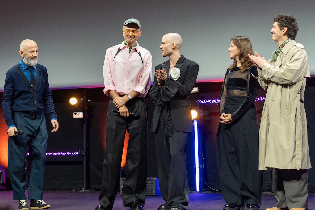 Le producteur Bogumil Lipski, le créateur Karole Klementewicz, et les acteurs Kamil Studnicki, Maria Sobocińska et Ignacy Liss lors de l'avant-première de Proud à Séries Mania