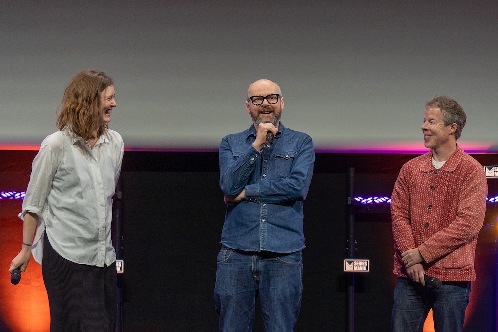 Dennis Kelly, créateur de Waiting for the Out, avec la réalisatrice Jeanette Nordahl et l'acteur Stephen Wight à l'avant-première internationale à Séries Mania.