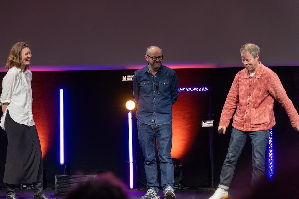 Stephen Wight sur la scène de Séries Mania avec Dennis Kelly et Jeanette Nordahl pour l'avant-première internationale de Waiting for the Out