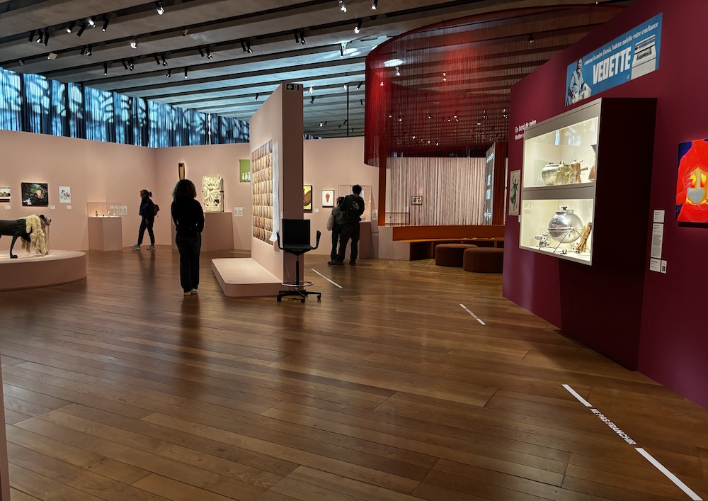 La scénographie, toute en courbes, accueille 350 œuvres et objets célébrant ou interrogeant la maternité ©Rivaud:NAJA