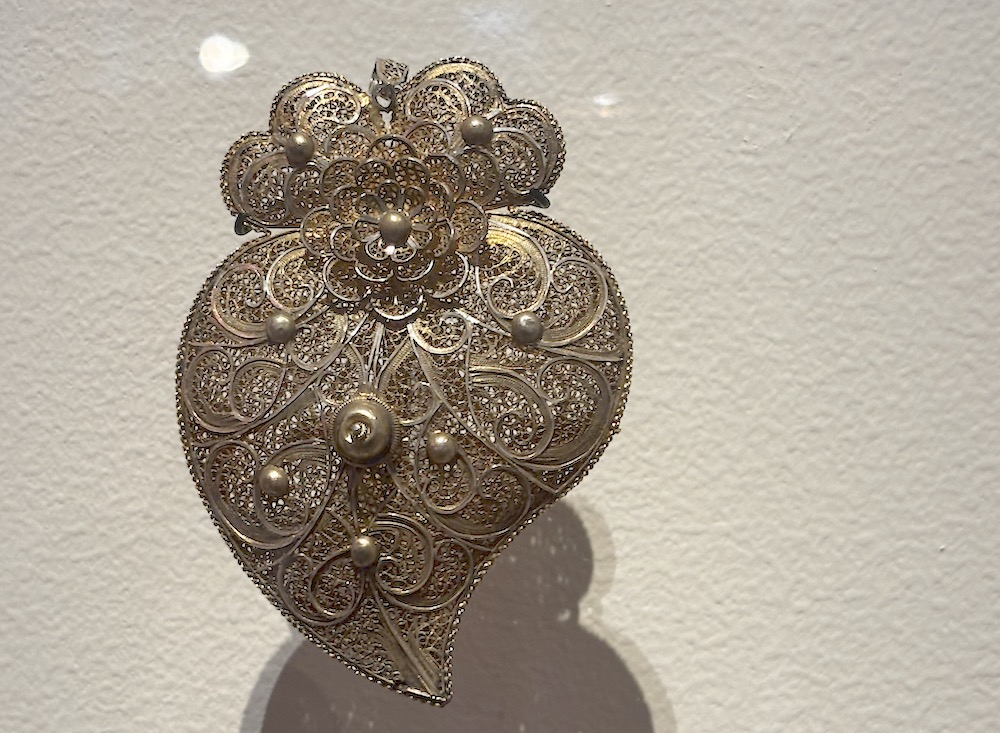 Pendentif Cœur de Viana, région de Minho, Portugal 1900-1950. Le Cœur de Viana provient de Viana do Castelo au nord du Portugal, mais sa popularité s'est étendue à tout le pays.  Ce bijou est traditionnellement offert par les mères aux jeunes mariées. ©Rivaud/NAJA
