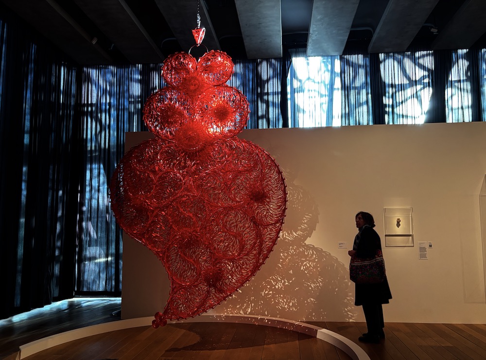 Joana Vasconcelos, Cœur Indépendant Rouge #1, 2008. Couverts en plastique translucide, fer peint, chaîne en métal, moteur, bloc d’alimentation. Installation sonore. Pinault Collection © Rivaud/NAJA