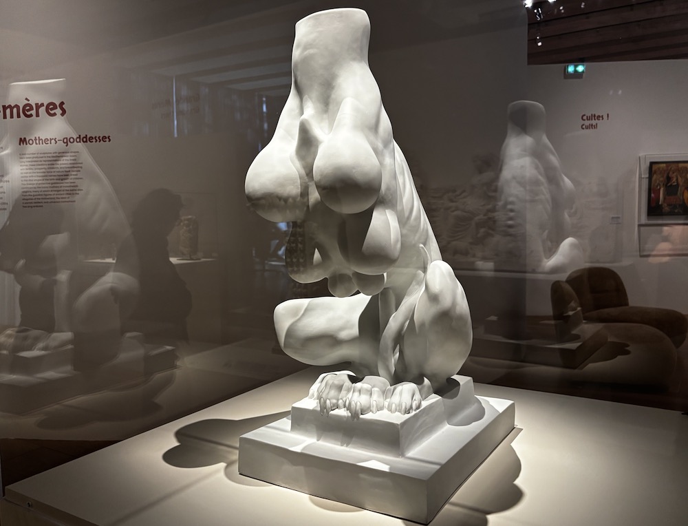 Nature Study, Louise Bourgeois 2005. Biscuit de porcelaine, Manifacture de Sèvres ©Rivaud:NAJA