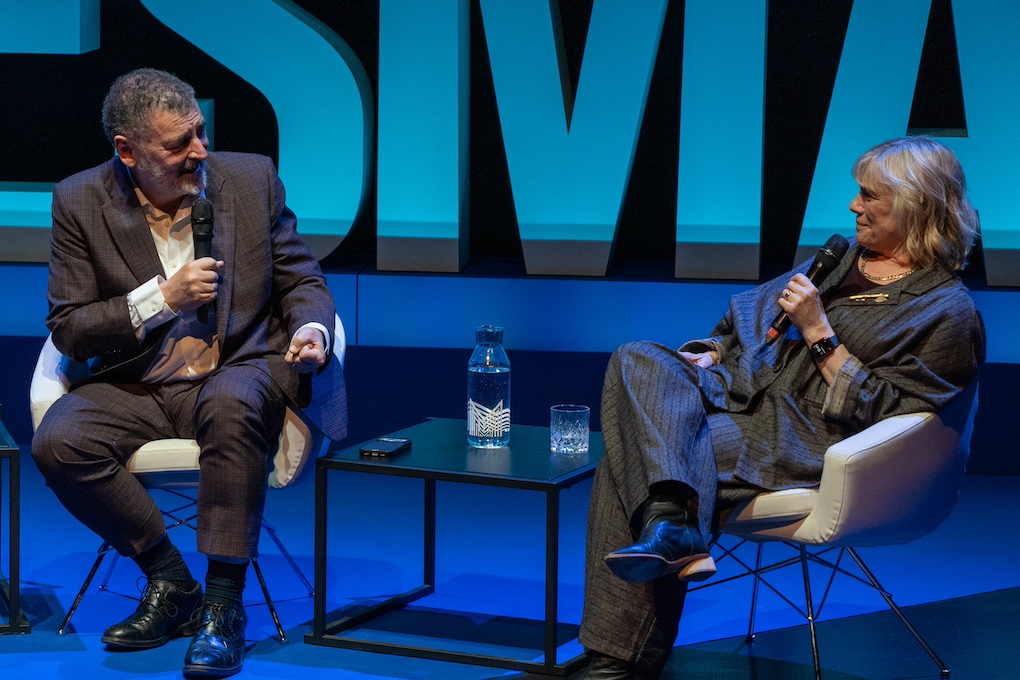 Steven Moffat et Sue Vertue complices pendant leur masterclass à Séries Mania