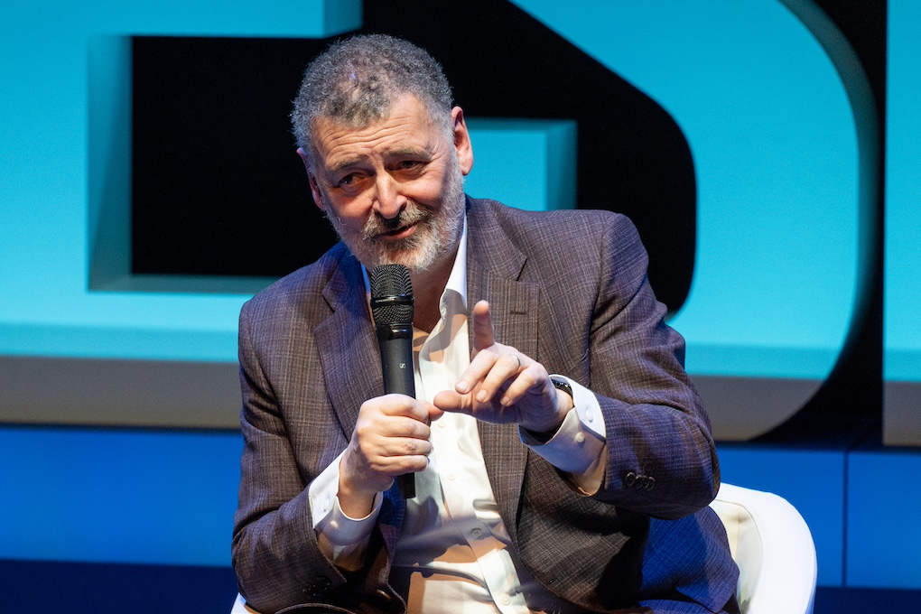 Steven Moffat durant sa masterclass avec Sue Vertue à Séries Mania