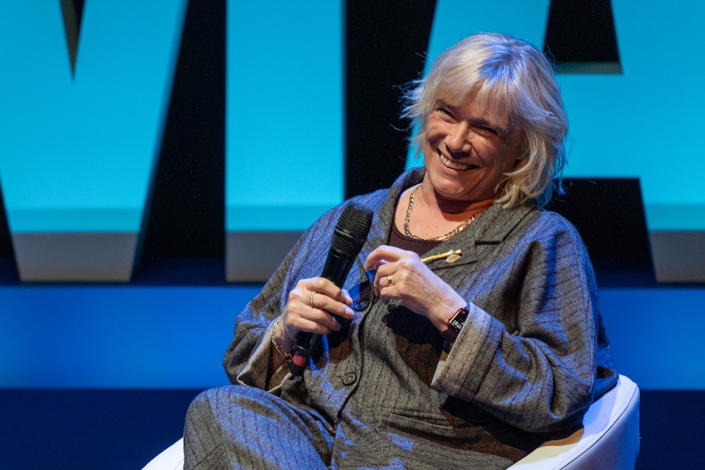 Sue Vertue durant sa masterclass avec Steven Moffat à Séries Mania