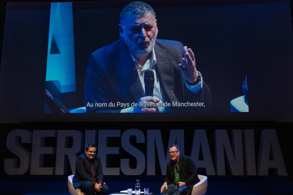 Steven Moffat pose une question à Russell T. Davies pendant les masterclass Séries Mania