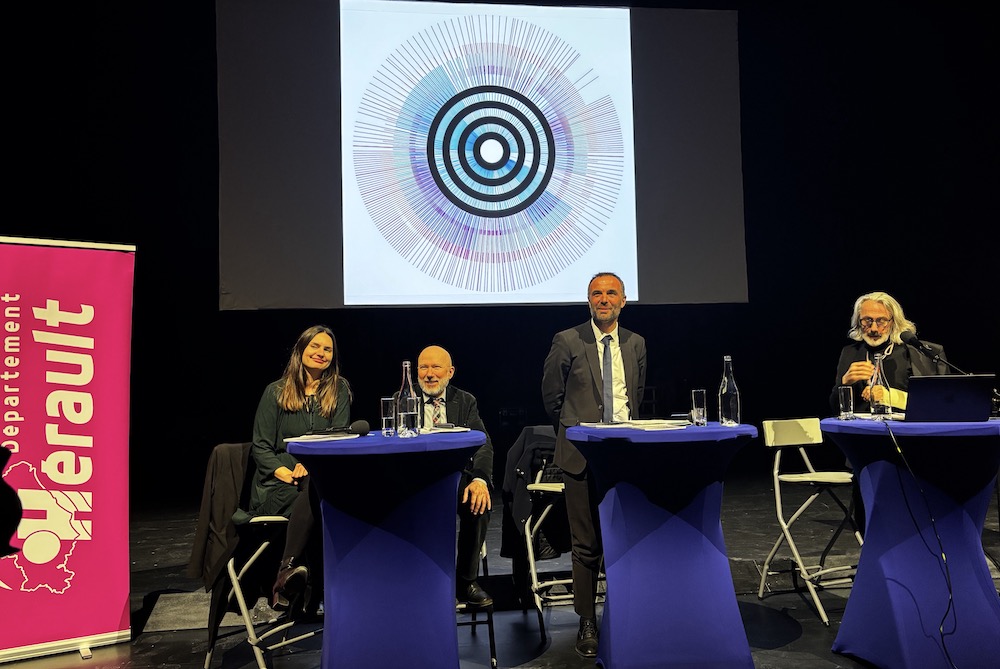 Zita Chelvi-Sandin, Conseillère départementale de l'Hérault, Marc Daniel, directeur adjoint de la DRAC Occitanie, le maire de Montpellier, Michaël Delafosse, rassemblés au côté d'Éric Barth pour la conférence de presse du Printemps des Comédiens 2026. ©Rivaud/NAJA