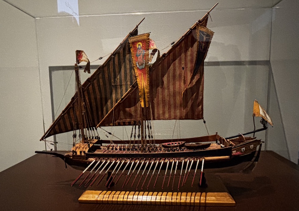 Maquette d'une galère patronne. On y voit les bancs de rames qu'occupaient les captifs. Un drapeau représentant la Vierge Marie souligne la mission catholique de cette flotte de galère. ©RIvaud/NAJA 