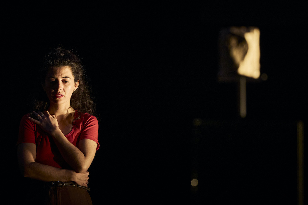 Faustine Nauguès interprétant son spectacle 