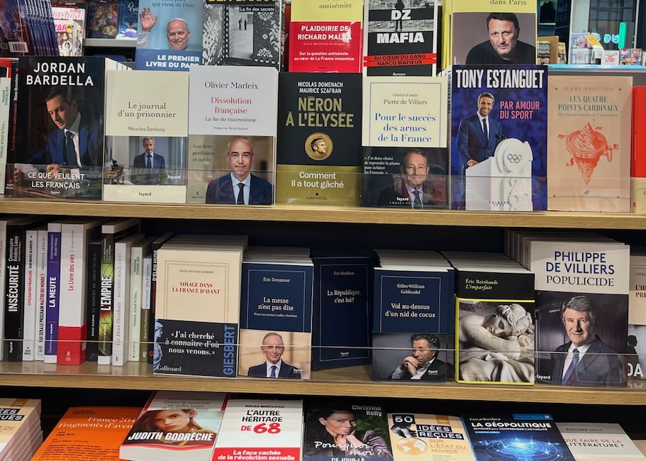 Les auteurs préférés de Bolloré dans une boutique Relay © Tréviers/Naja