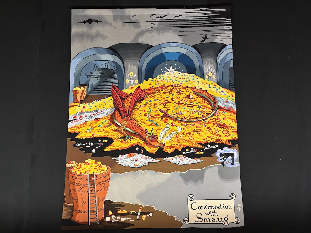 Conversation avec Smaug, illustration de Tolkien pour The Hobbit, 1937. Carton : Delphine Mangeret et Anne Boisseau. Teinture : Thierry Roger et Nadia Petcovic. Tissage : Atelier 2, Aubusson. Tapisserie de basse lice, coton (chaîne), laine et fil (trame). ©Rivaud/NAJA